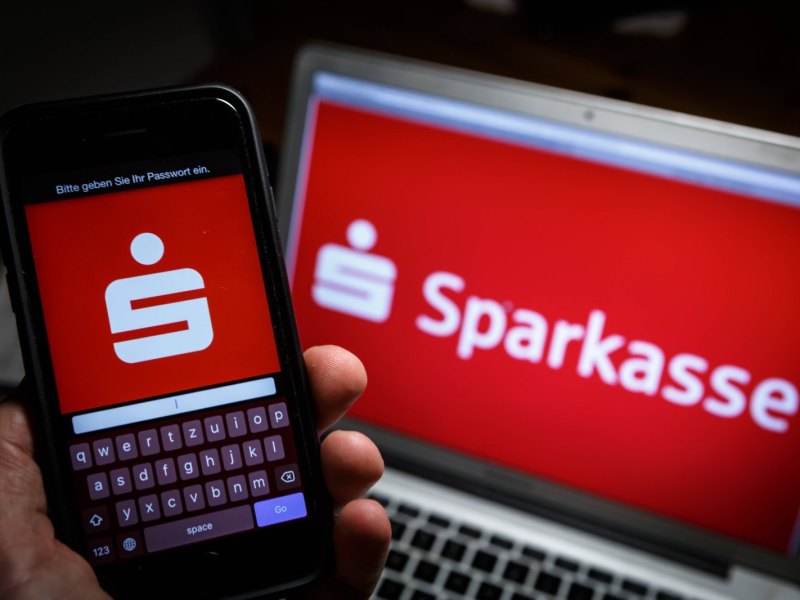 Das Sparkassen-Logo auf Handy und Laptop