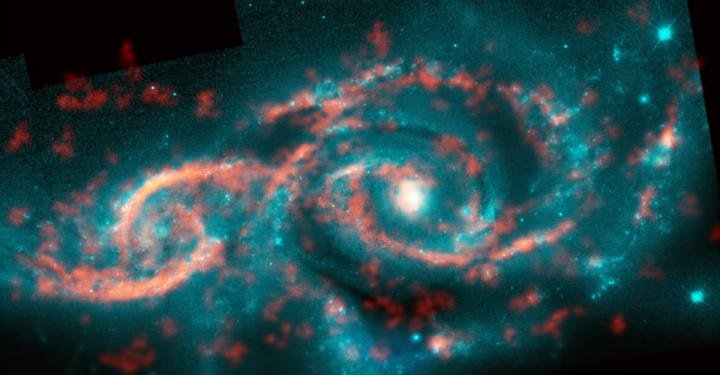 Die Spiralgalaxie IC 2163 blickt mit einem leuchtenden Auge ins Universum.