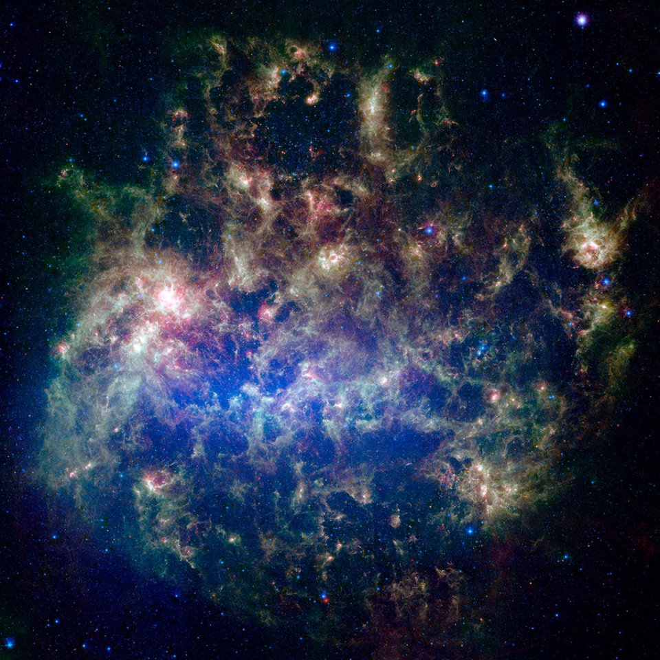 Die blaue Farbe, die am deutlichsten in der zentralen Leiste zu sehen ist, repräsentiert das Sternenlicht älterer Sterne. 