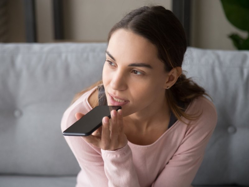 Frau spricht in ein Smartphone