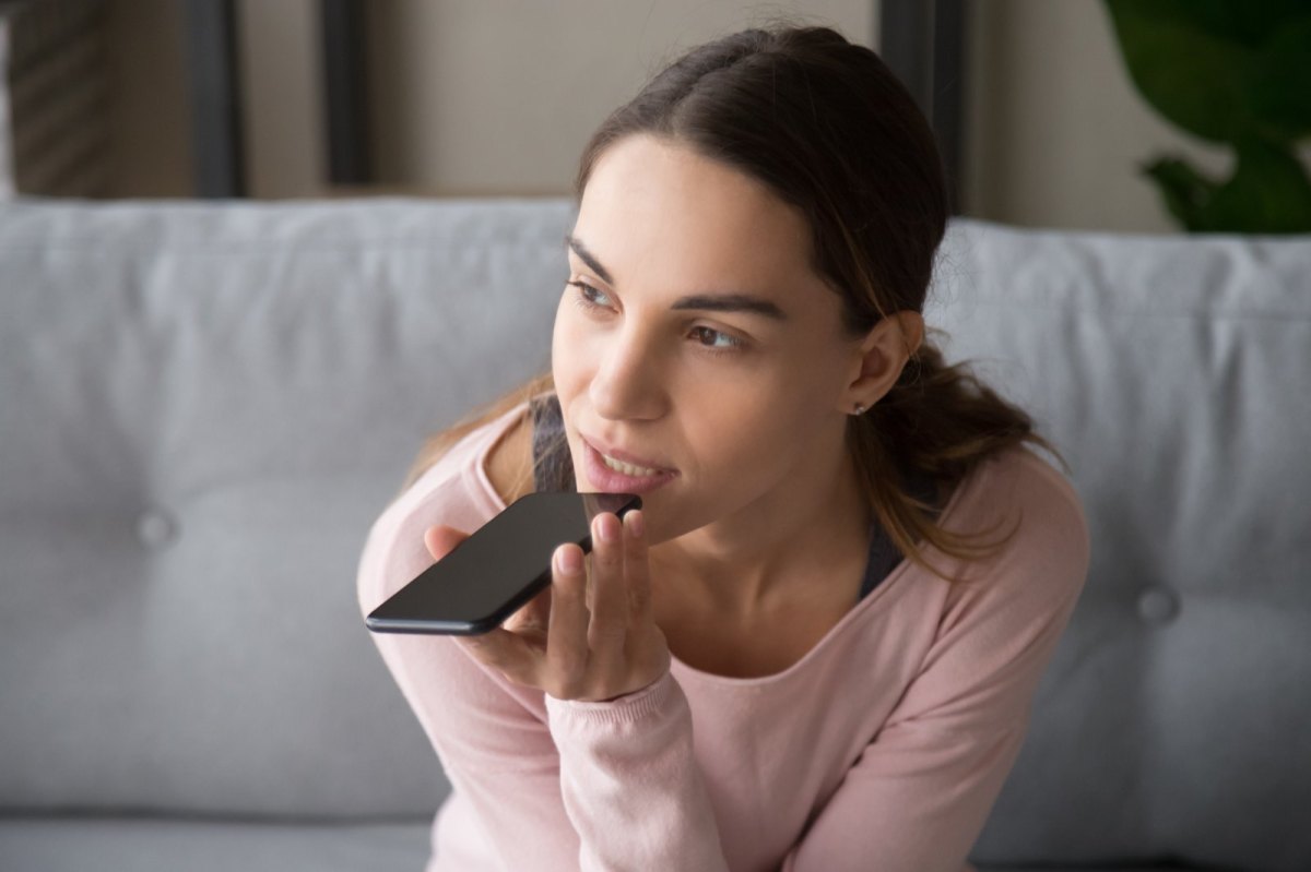 Frau spricht in ein Smartphone