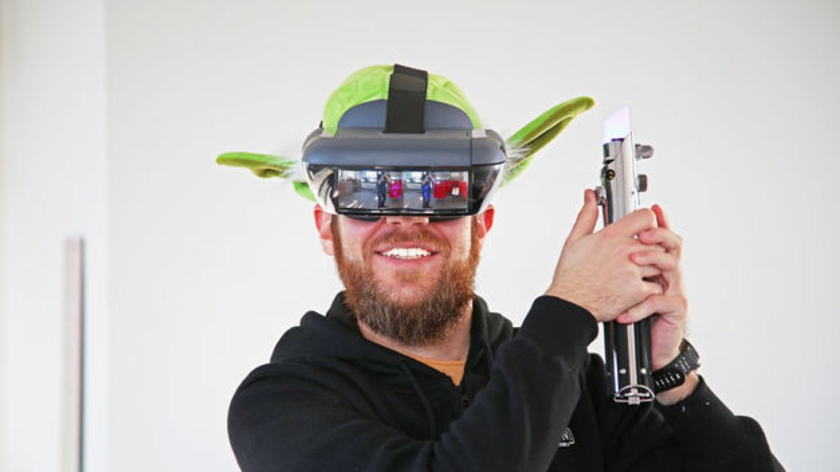 Kollege mit AR-Headset