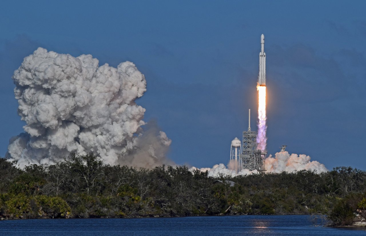 Start der SpaceX Falcon Heavy im Weltraumhafen