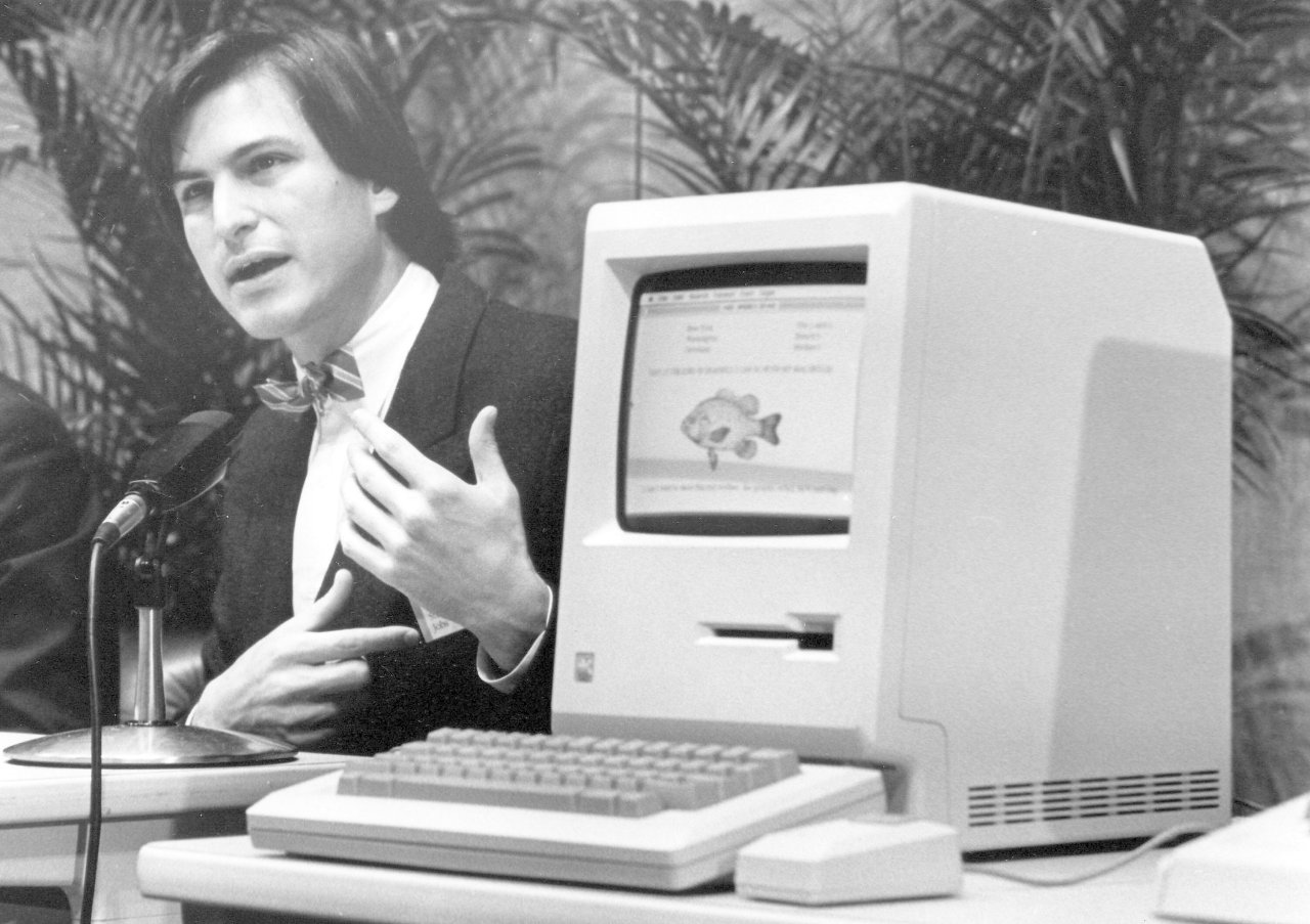 Steve Jobs im Jahr 1984 mit dem ersten Apple Macintosh Computer