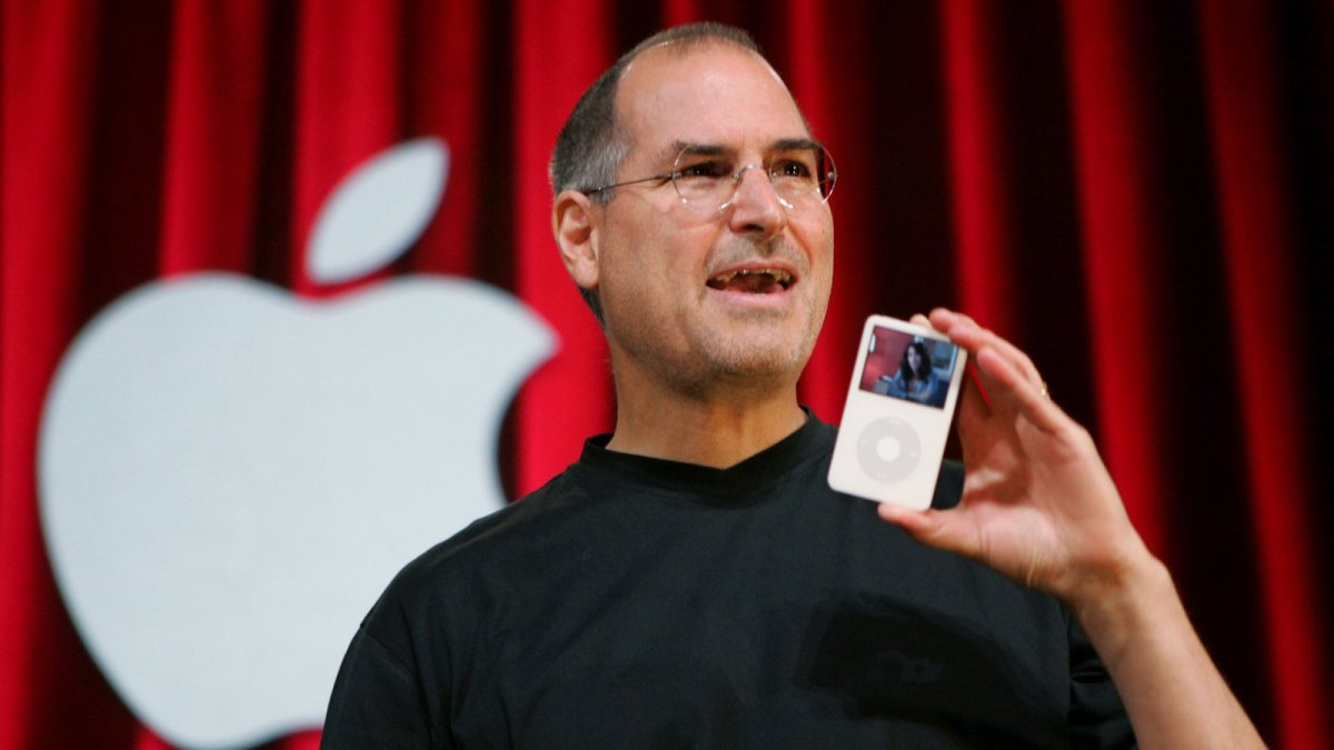 Steve Jobs mit einem iPod