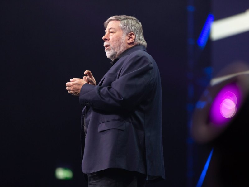 Steve Wozniak bei einer Rede auf einer Bühne.