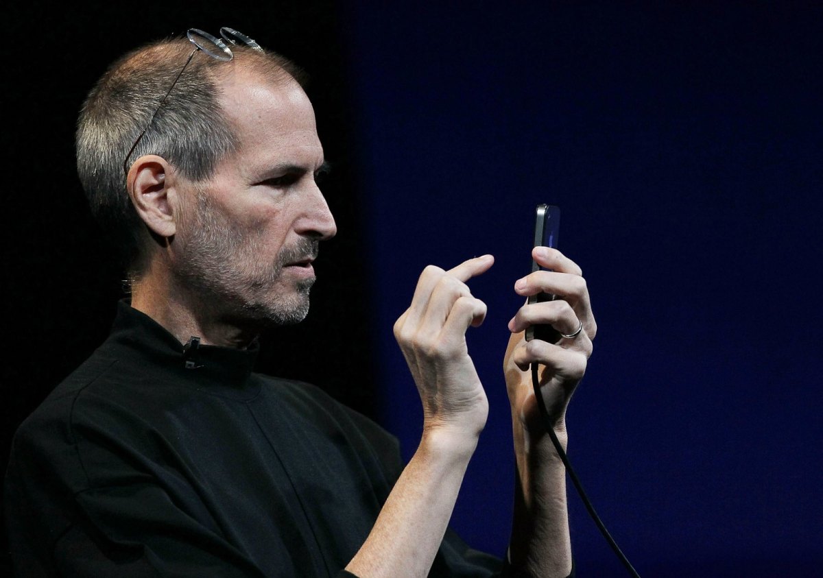 Steve jobs tippt am iPhone