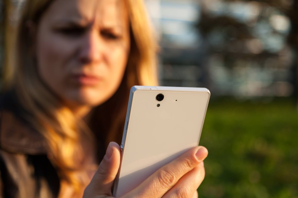 Frauk guckt sauer auf ihr Smartphone