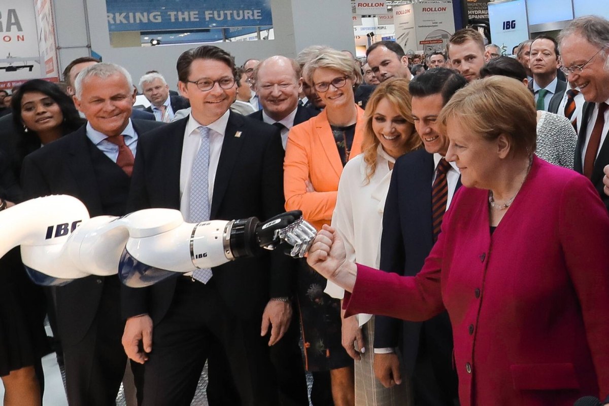 Merken schlägt mit einer Robo-Hand ein.