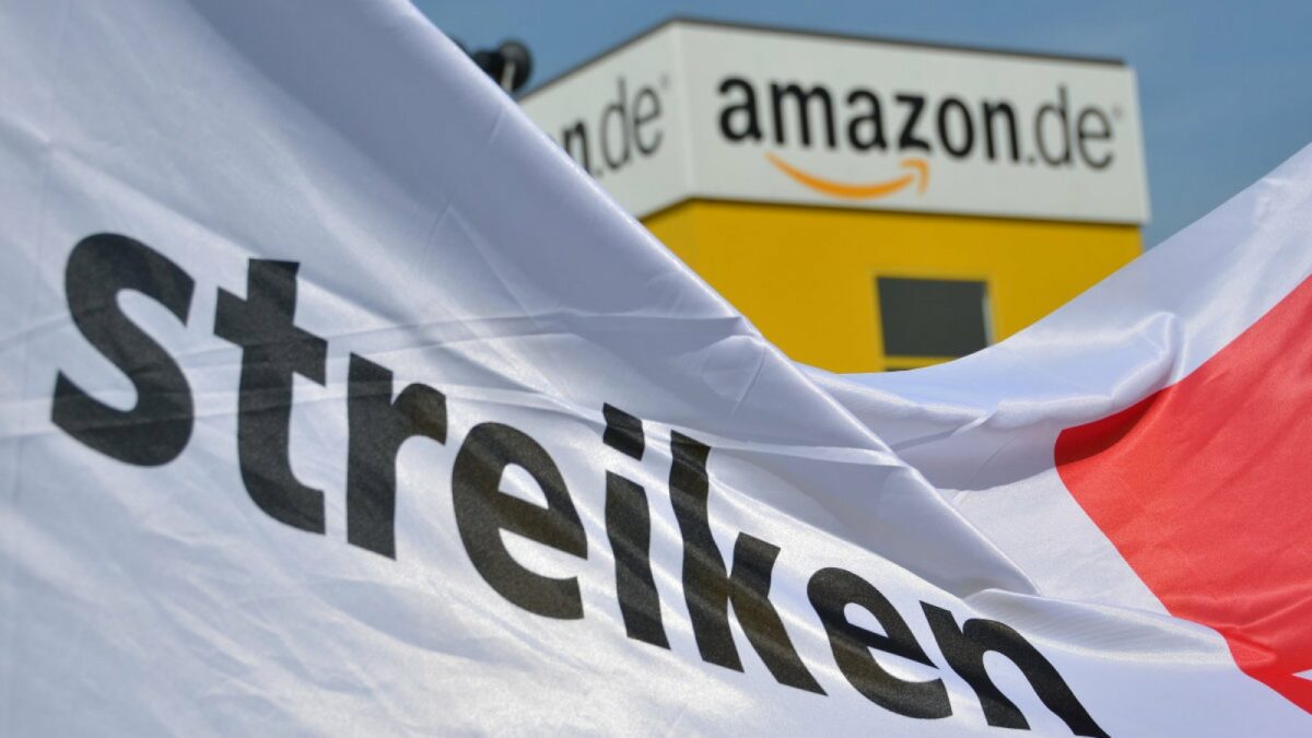 Amazon Logo und Streik-Banner