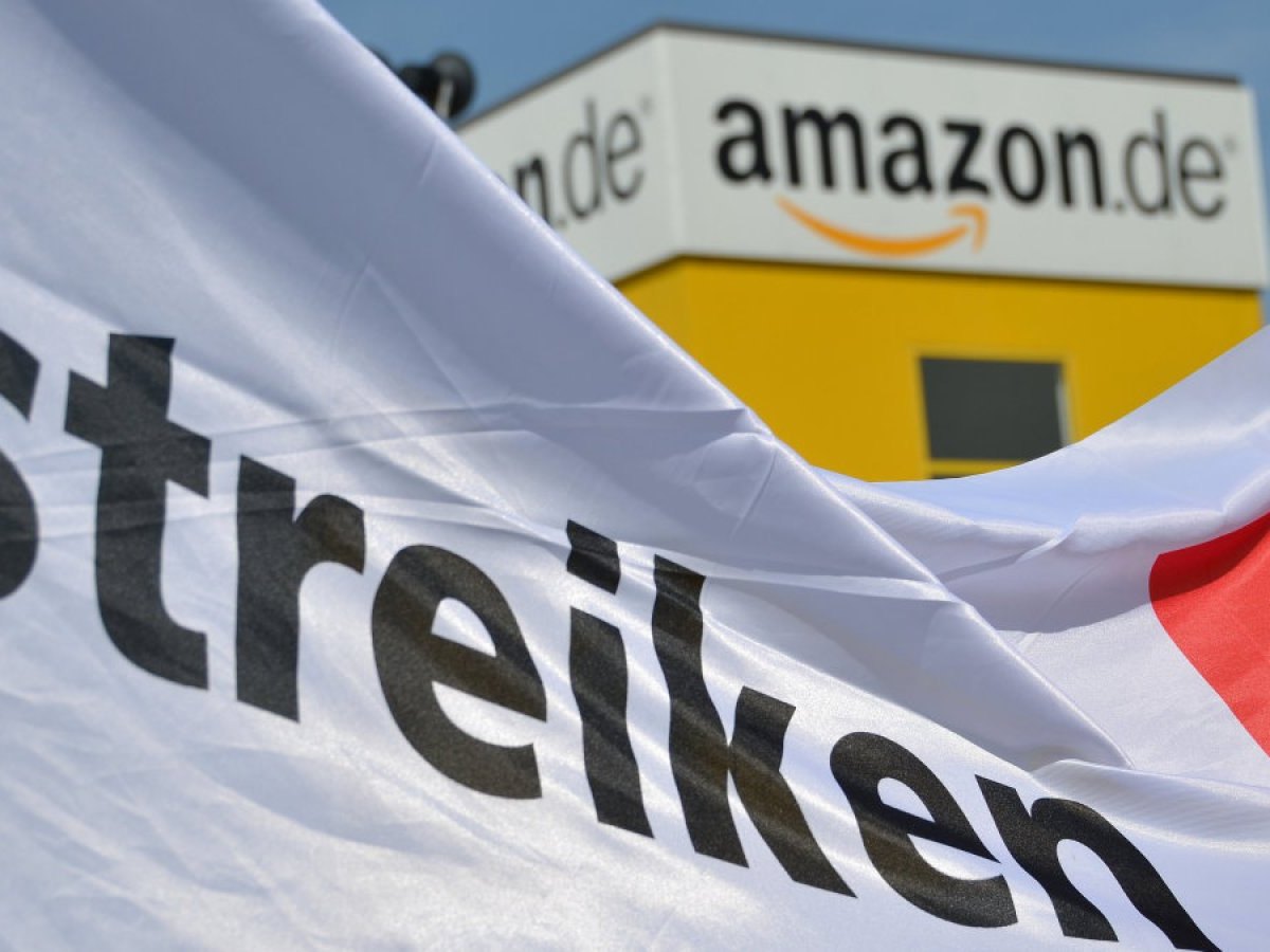 Amazon Logo und Streik-Banner