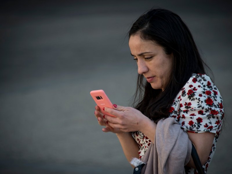 Eine Frau schaut auf ihr Smartphone