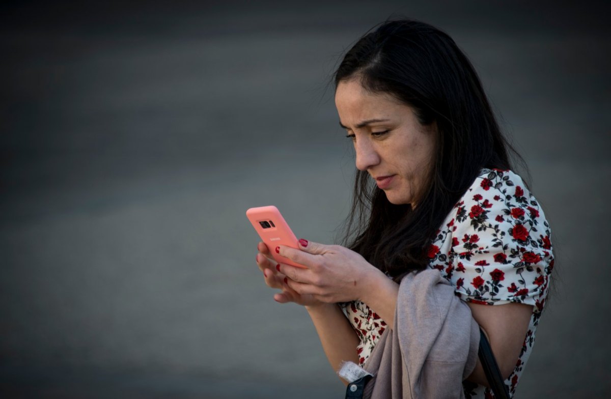 Eine Frau schaut auf ihr Smartphone