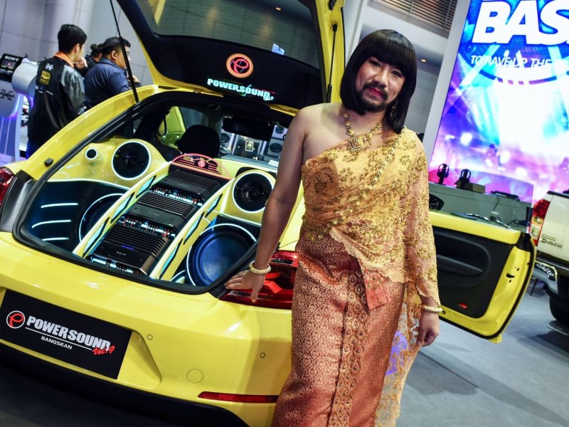 Subwoofer von JBL auf einer Automesse vorgestellt