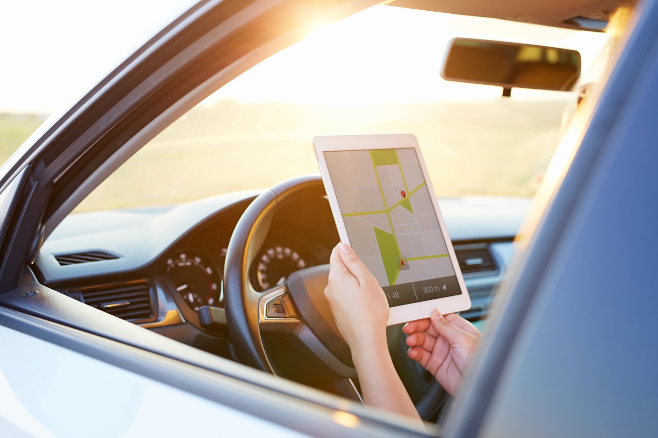 Mit deinem Tablet im Auto kannst du nicht nur Navigations-Apps, sondern auch andere Anwendungen nutzen.
