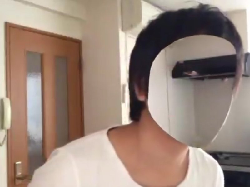 Kazuya Noshiro in seinem Twitter-Video ohne Gesicht.