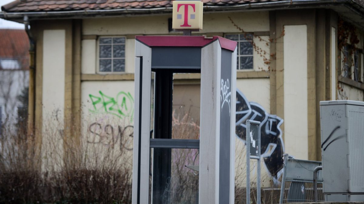 Eine beschädigte Telefonzelle der Deutschen Telekom