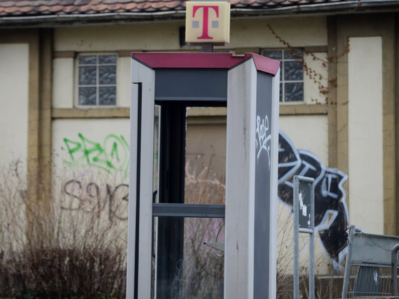 Eine beschädigte Telefonzelle der Deutschen Telekom