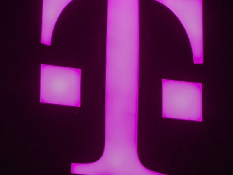 Ein beleuchtetes Logo der Telekom.