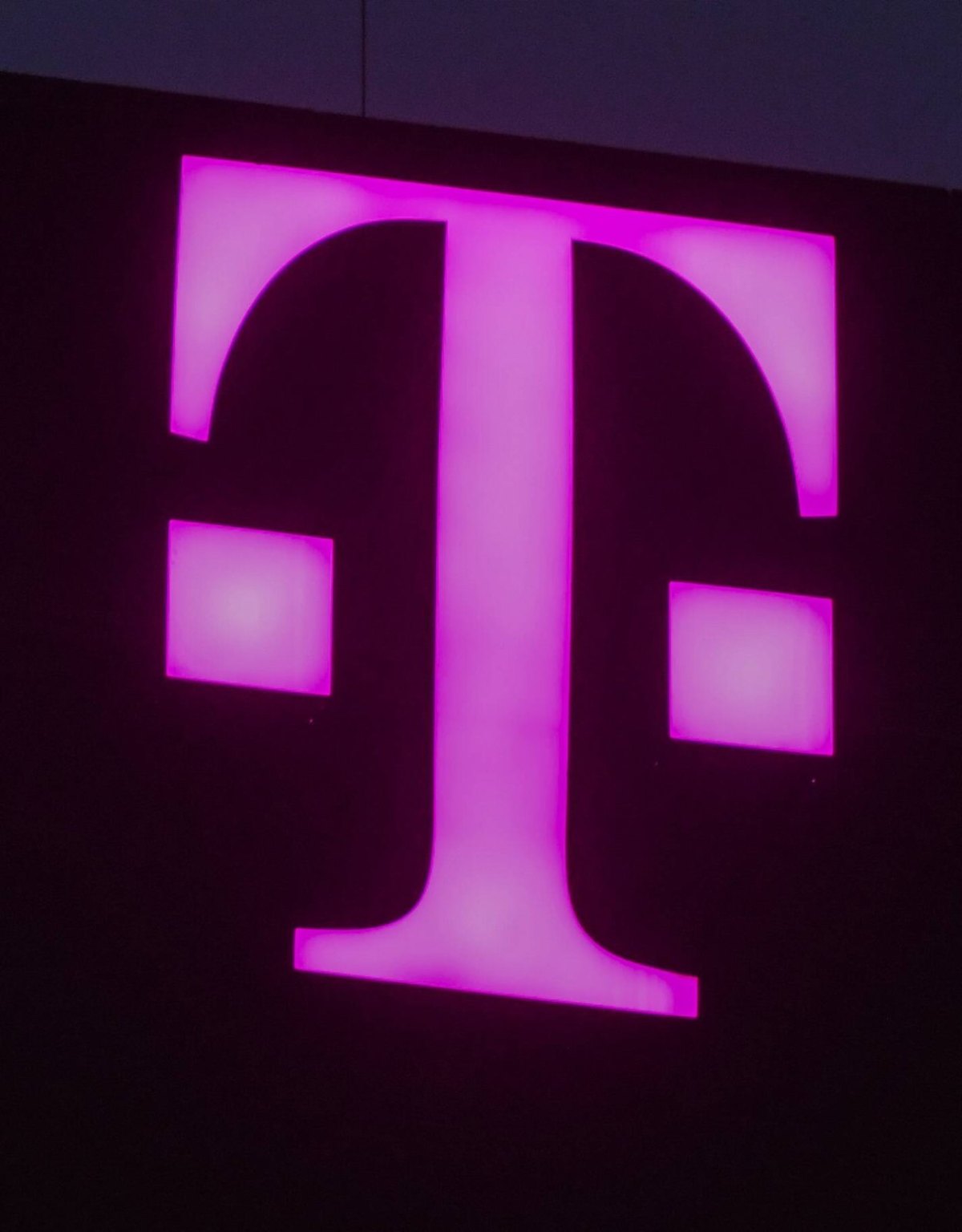 Ein beleuchtetes Logo der Telekom.