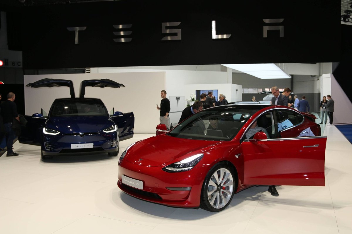 Blick auf den Stand von Tesla mit dem Model 3 (rechts) und Model X auf der 97. European Motor Show in Brüssel