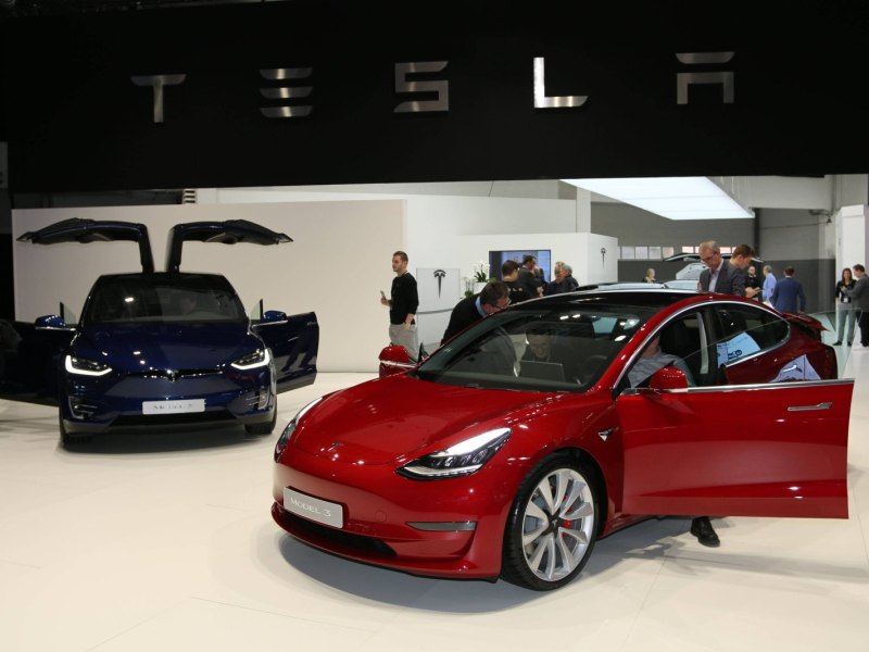 Blick auf den Stand von Tesla mit dem Model 3 (rechts) und Model X auf der 97. European Motor Show in Brüssel