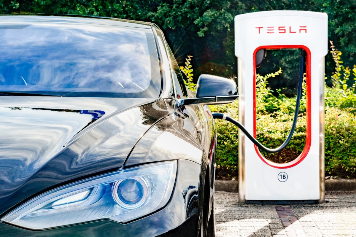 Tesla an einem Supercharger
