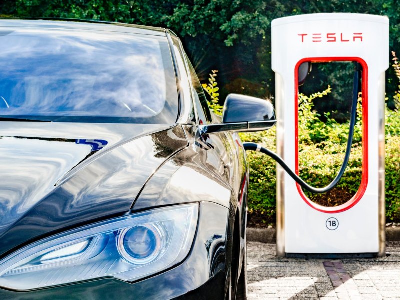 Tesla an einem Supercharger