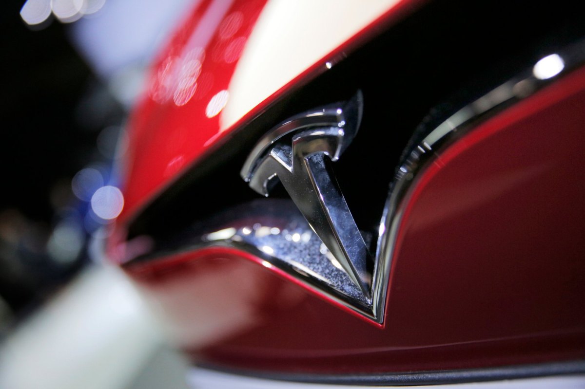 Tesla-Logo auf einem Auto