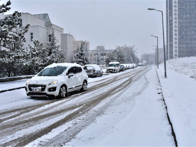 Ein Auto fährt auf einer schneebedeckten Straße