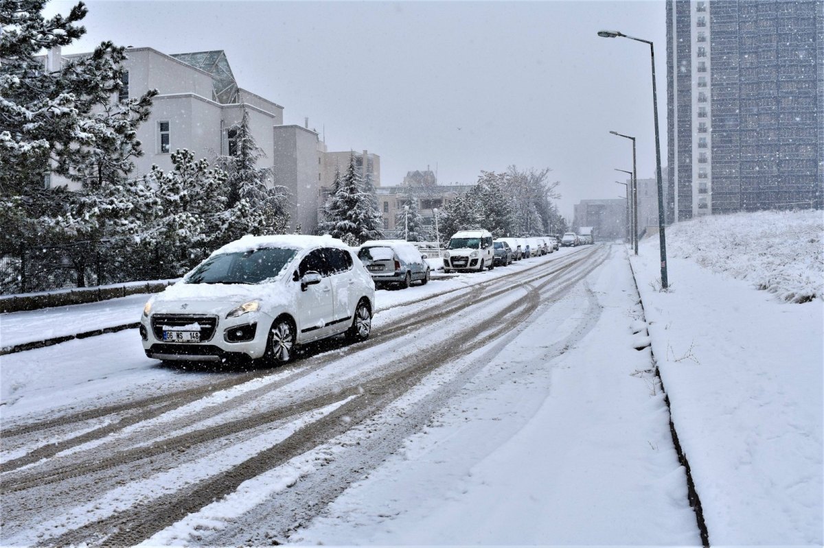 Ein Auto fährt auf einer schneebedeckten Straße