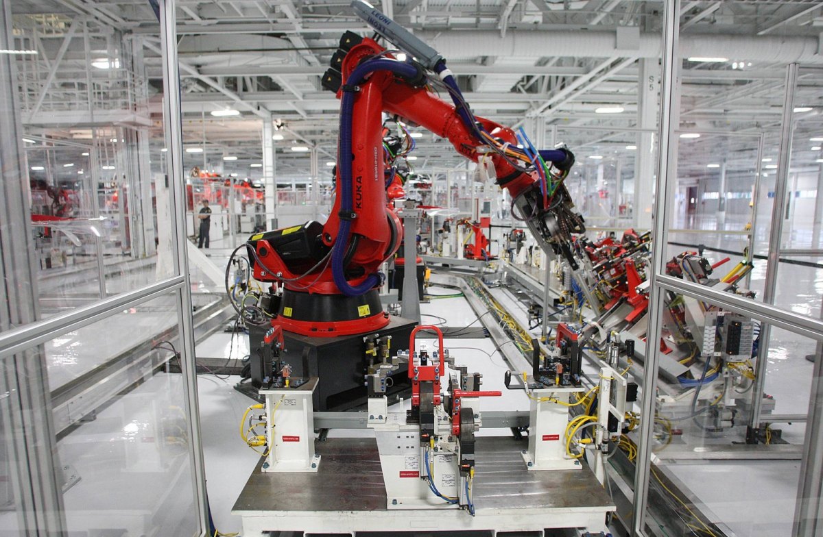 Industrieroboter in der Tesla-Fabrik in Fremont