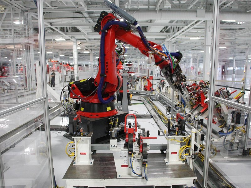 Industrieroboter in der Tesla-Fabrik in Fremont