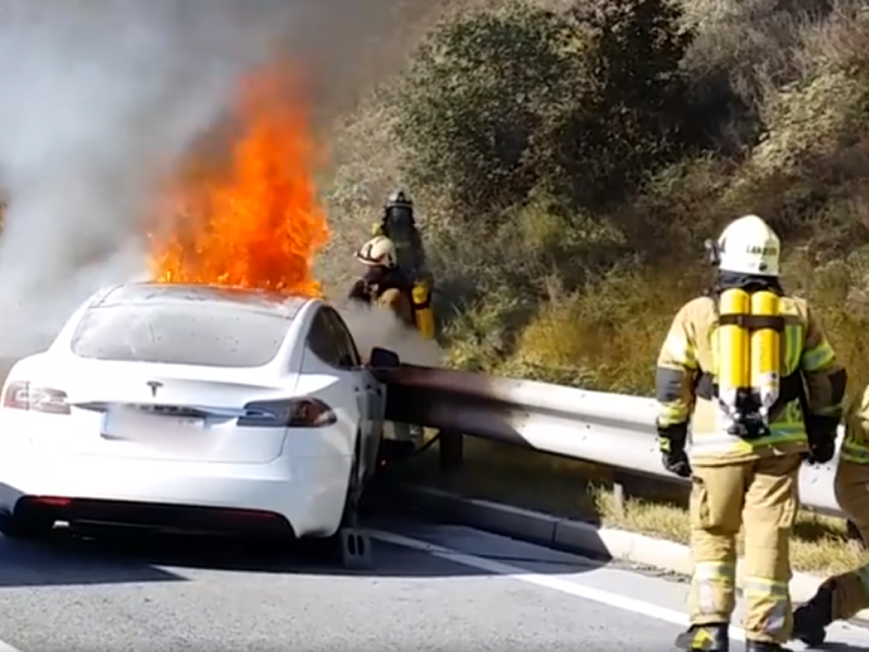 Ein brennendes Model S von Tesla