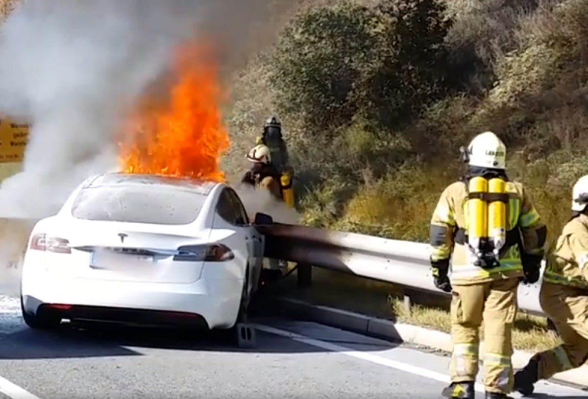 Ein brennendes Model S von Tesla