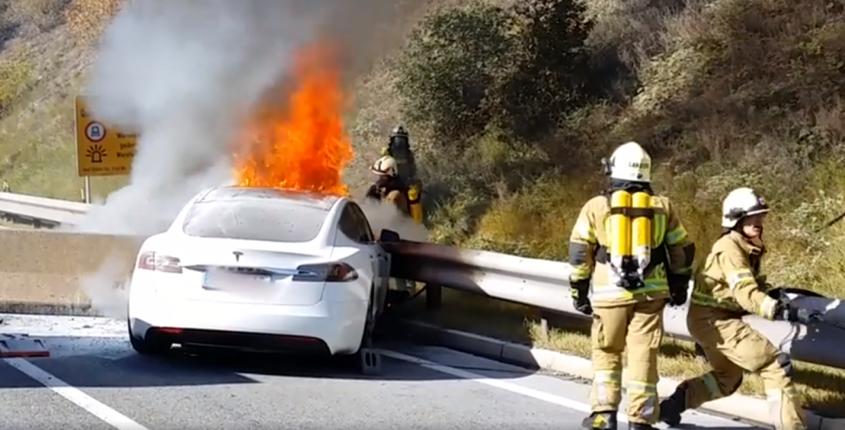 Ein brennendes Model S von Tesla