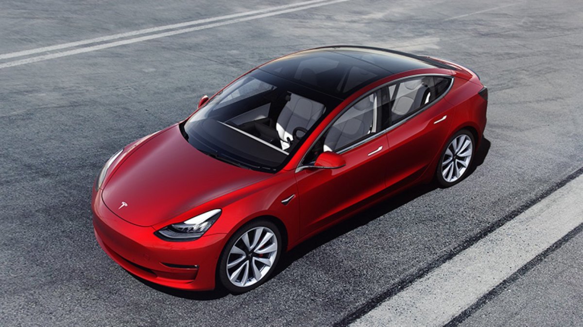 Tesla Model 3 in rot