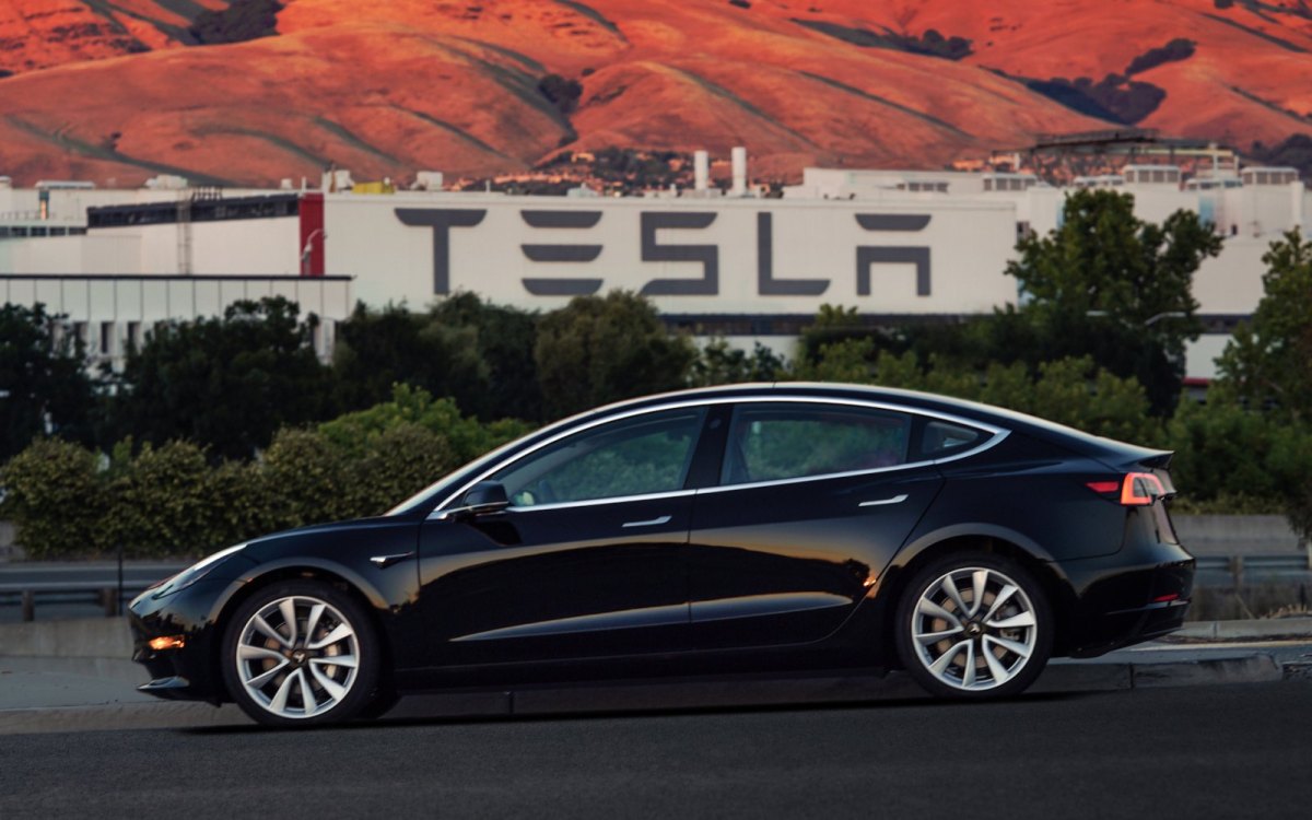 Ein schwarzes Exemplar des Tesla Model 3.