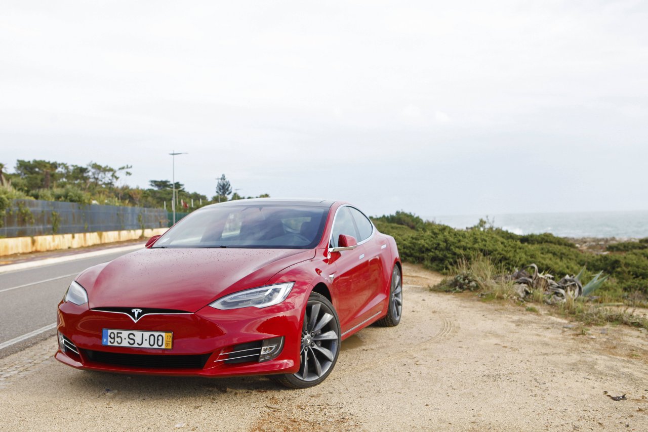 In Sachen Elektroauto-Reichweite bleibt Tesla an der Spitze.