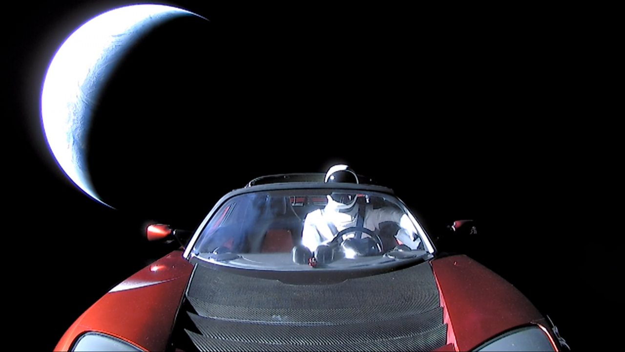 Teslas Roadster im Weltall, mit an Bord: eine Puppe namens Starman.