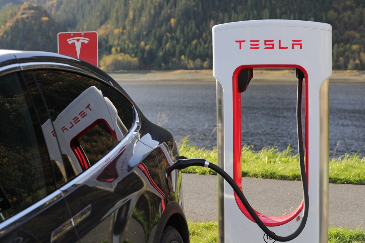Ein Tesla wird an einem Supercharger aufgeladen.