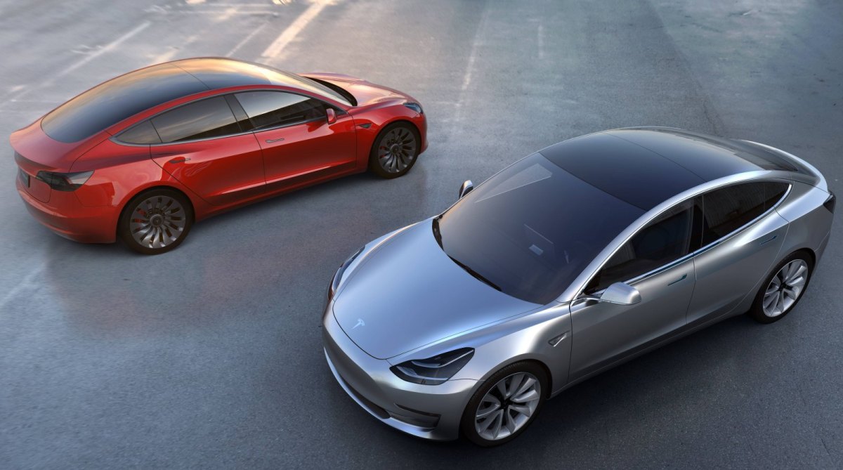 Zwei Autos des Typs Model 3 der Marke Tesla von oben fotografiert