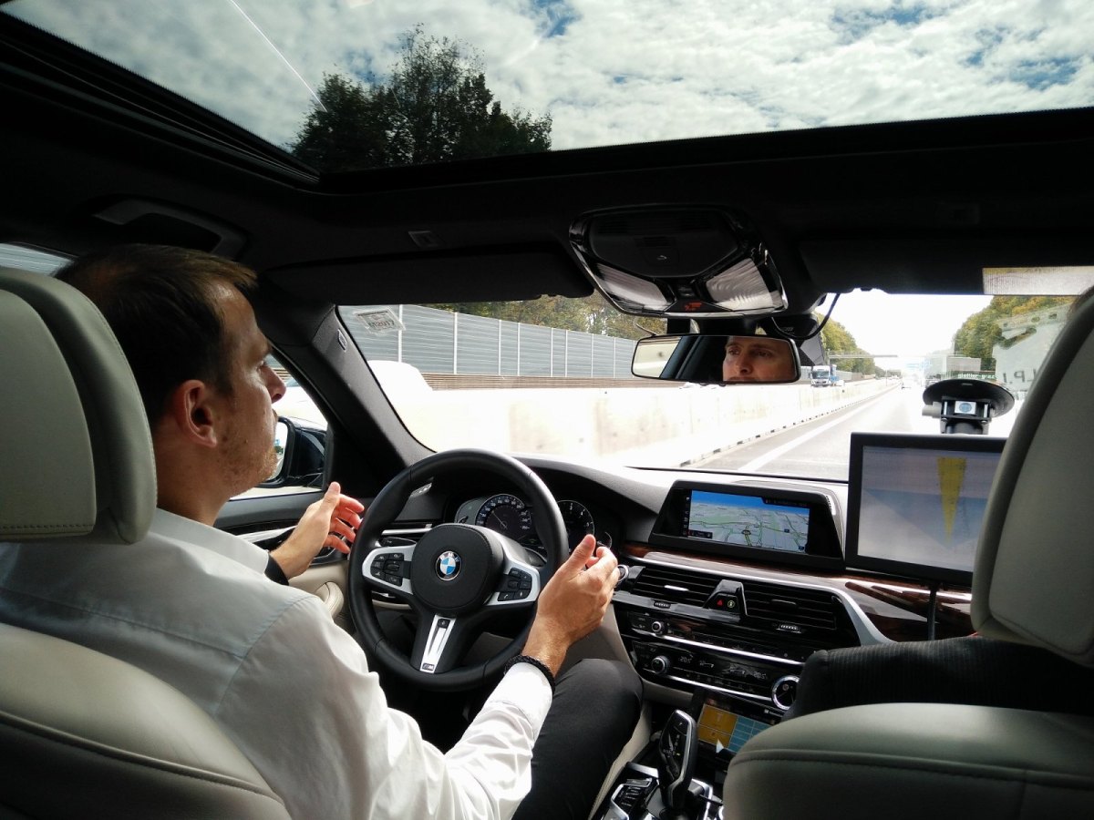 Testfahrt im teilautonomen BMW 540i auf der Autobahn-Teststrecke des ALP.Lab