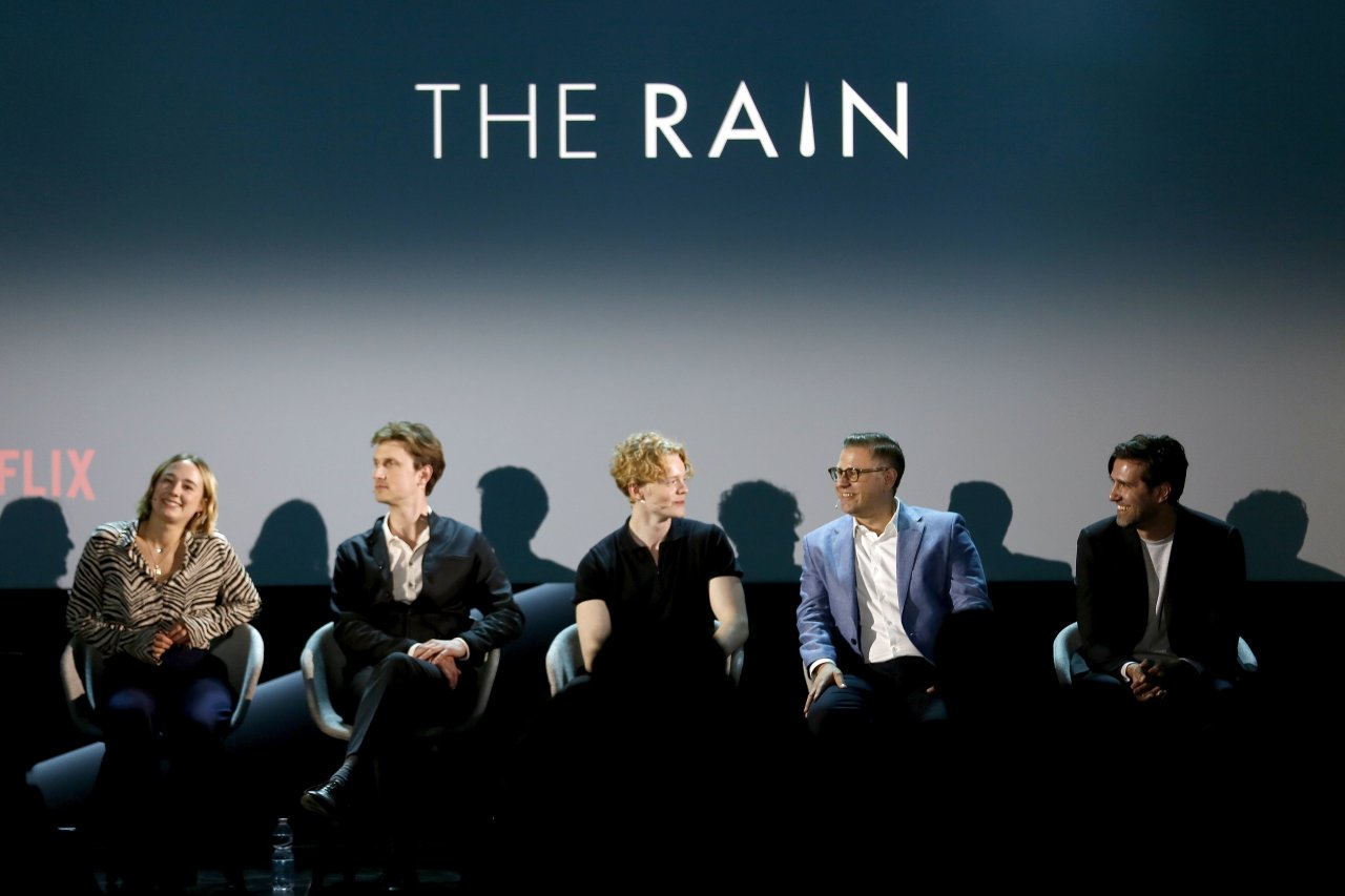 Der Cast von The Rain bei einer Pressekonferenz: Die zweite Staffel startet im Mai.