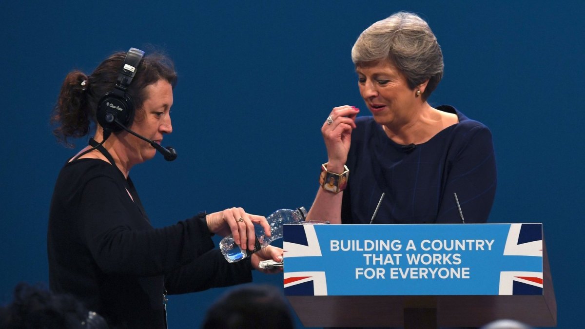 Die britische Premierministerin musste die Rede zwischenzeitlich unterbrechen.