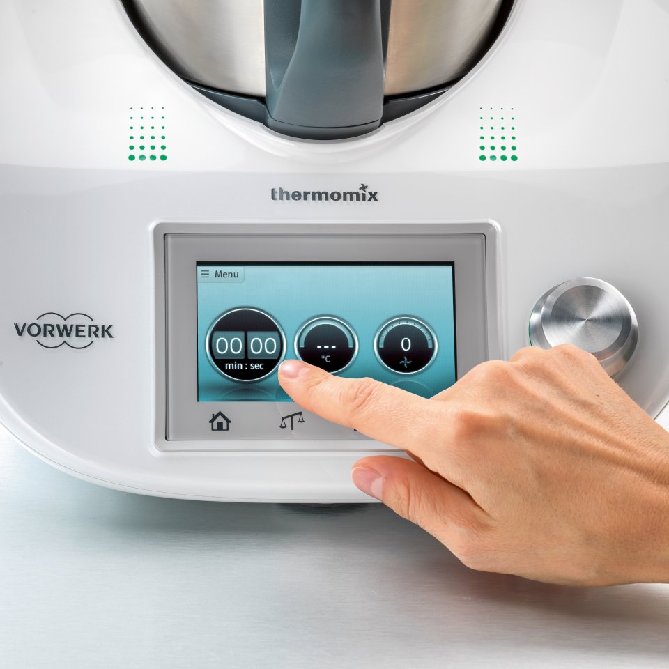 Smart will der Thermomix daherkommen: Er hat mittlerweile ein Touch-Display und WLAN-Fähigkeit.