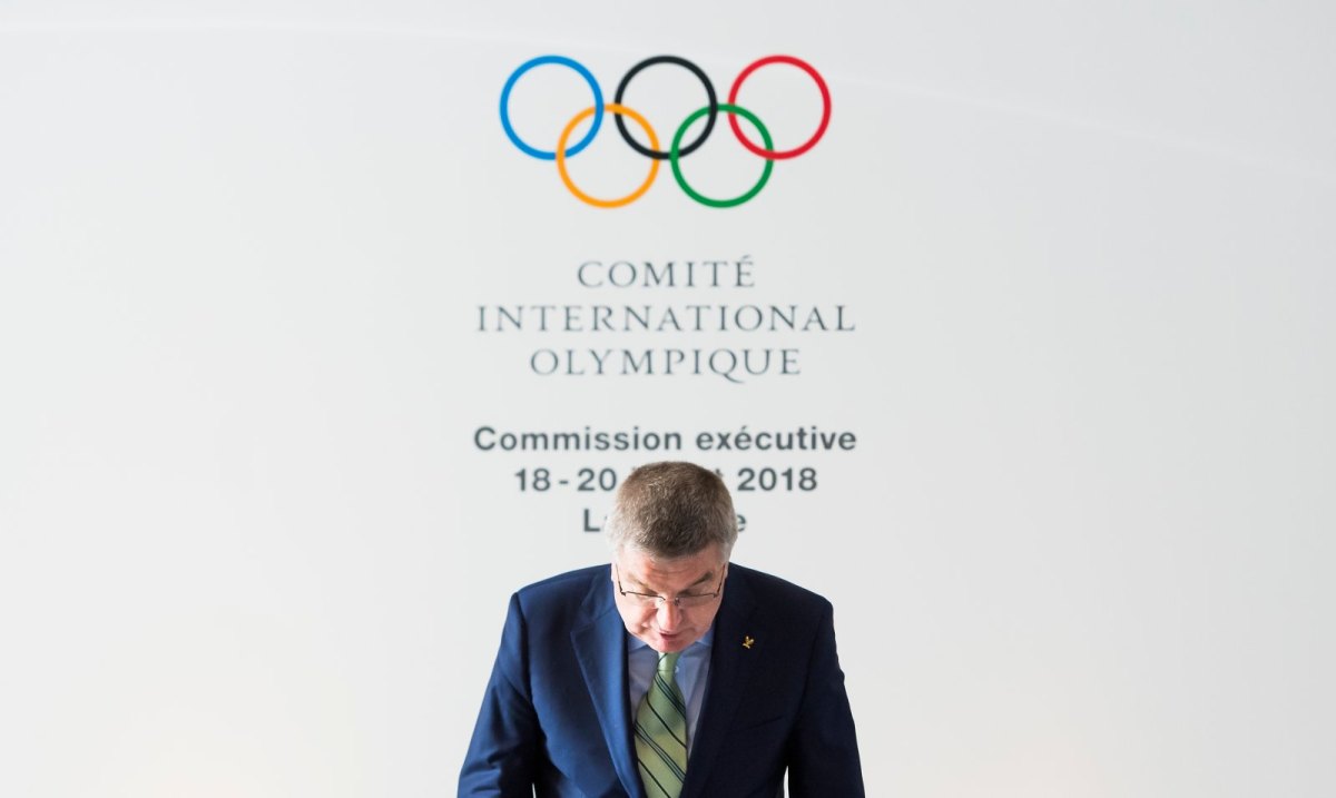 IOC-Logo und Thomas Bach