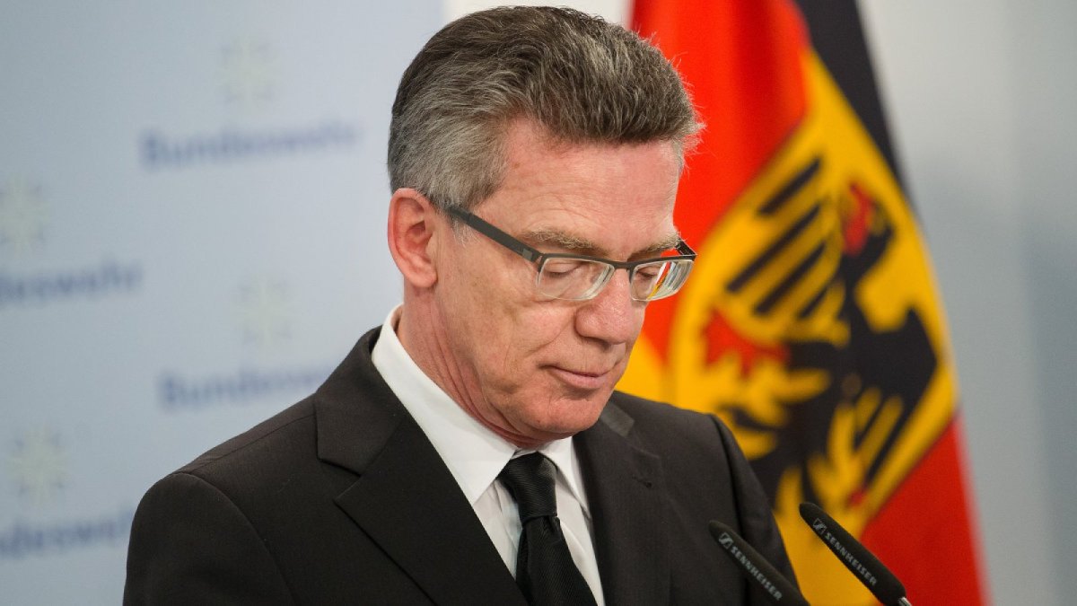 Der deutsche Innenminister Thomas de Maizière 2013 bei einer Pressekonferenz in Berlin (damals noch als Verteidigungsminister).