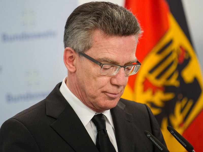 Der deutsche Innenminister Thomas de Maizière 2013 bei einer Pressekonferenz in Berlin (damals noch als Verteidigungsminister).
