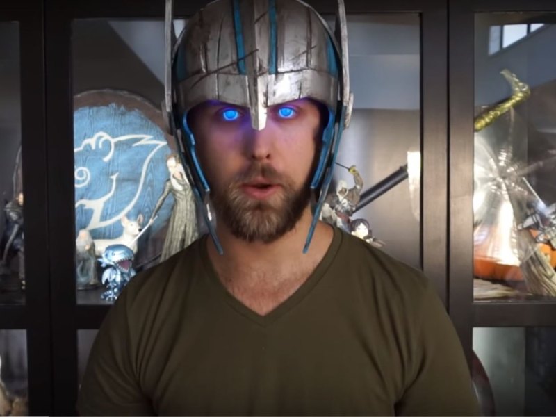 KyleofAsgard mit Thor-Helm